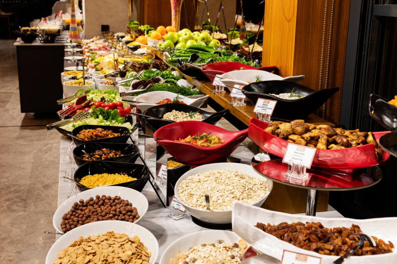 Demiray Hotel Old City Isztambul Kültér fotó A buffet at a hotel