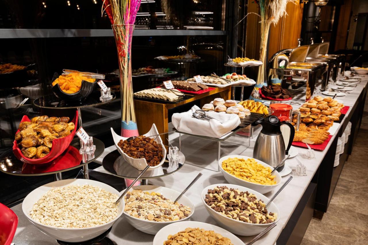 Demiray Hotel Old City Isztambul Kültér fotó A buffet at a hotel
